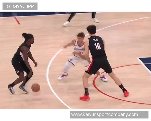 杨瀚森精彩单打尤班克斯背运转身动作大个子难以企及的绝技